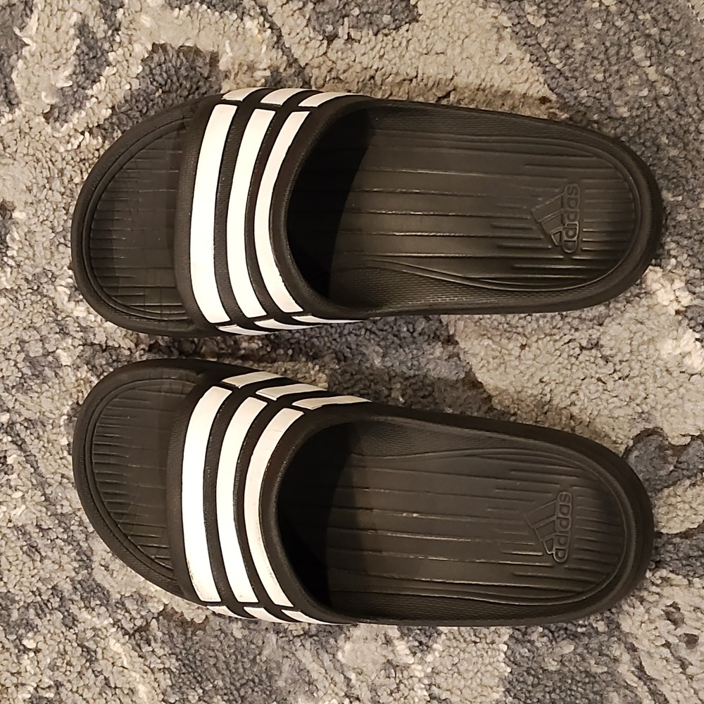 Kids Adidas slides/sandals Worn sz K2